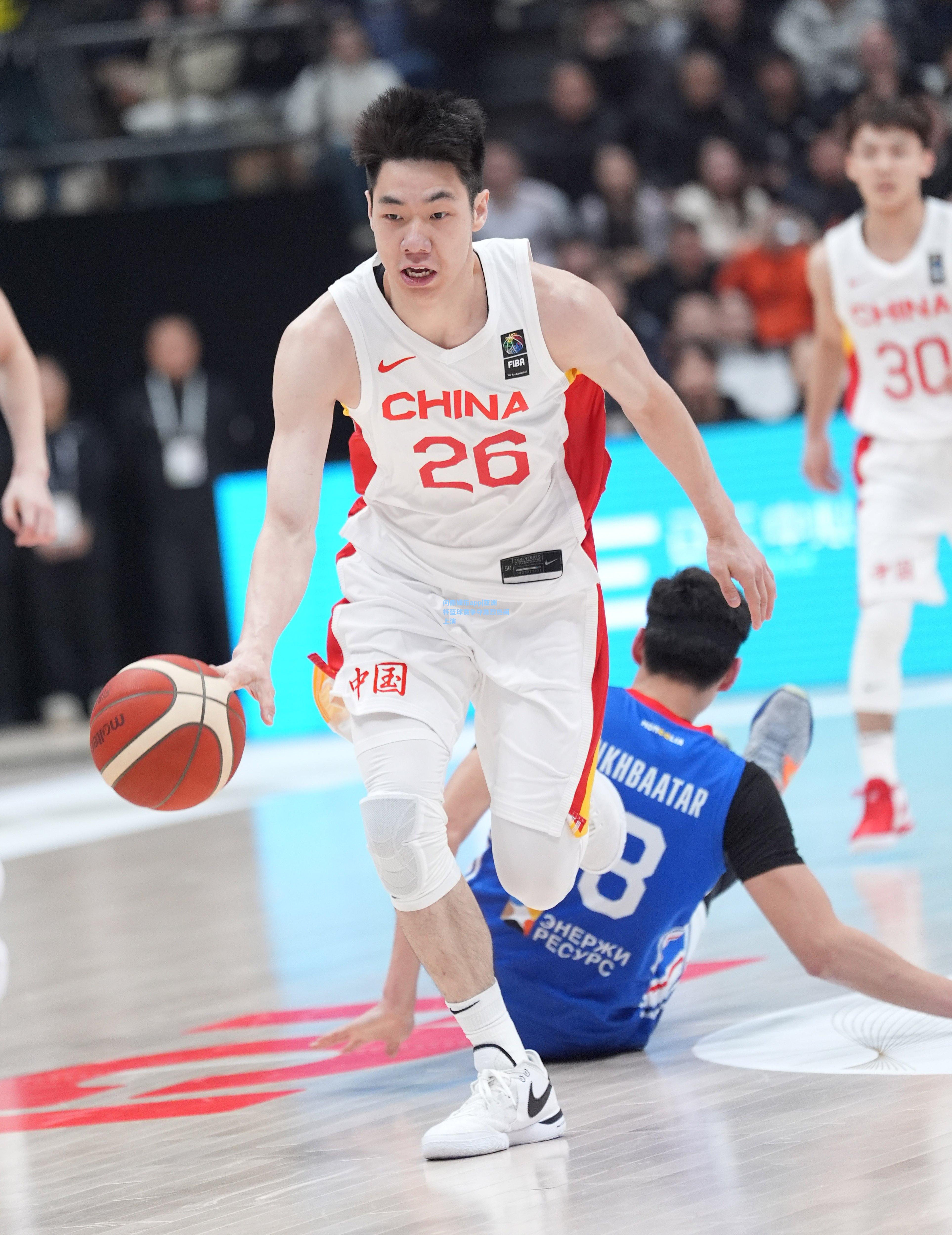 亚洲杯篮球赛争夺激烈热闹上演