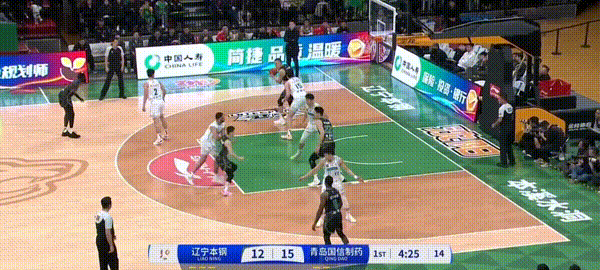 辽宁篮球队豪取大胜，稳固领先优势